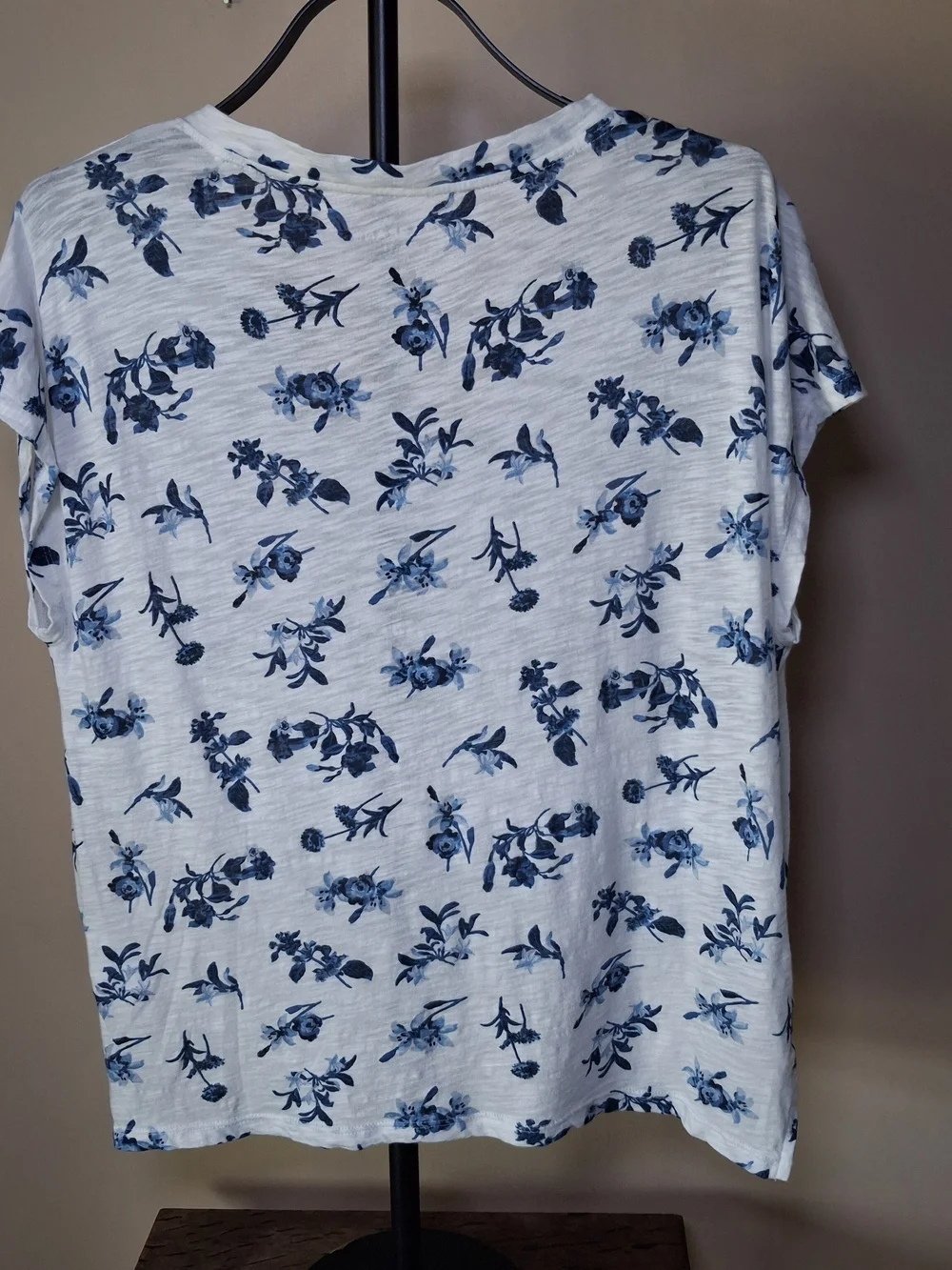 Lucky Brand Women's Blue & White Floral V-Neck Tshirt; Size S - Picture 5 of 5